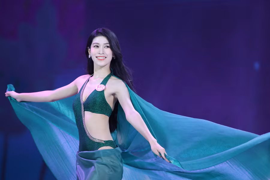 Sau phần áo dài, Thanh Thảo cùng các thí sinh bước vào phần trình diễn bikini trên nền nhạc sôi động. Với kỹ năng trình diễn chuyên nghiệp, Thanh Thảo đứng ở vị trí trung tâm khi đồng diễn. Cô sải bước tự tin trong phần thi bikini. Thanh Thảo cao 1,71 m, nặng 48 kg, số đo ba vòng 75-59-90 cm. Sau phần thi bikini, Thanh Thảo được xướng tên vào top 32, tiếp tục bước vào phần thi dạ hội.