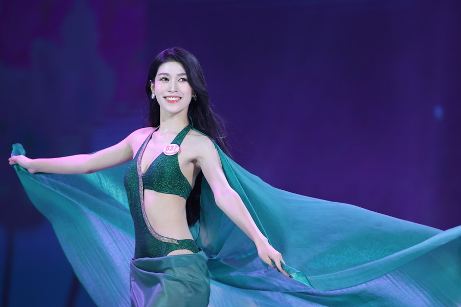 Sau phần áo dài, Thanh Thảo cùng các thí sinh bước vào phần trình diễn bikini trên nền nhạc sôi động. Với kỹ năng trình diễn chuyên nghiệp, Thanh Thảo đứng ở vị trí trung tâm khi đồng diễn. Cô sải bước tự tin trong phần thi bikini. Thanh Thảo cao 1,71 m, nặng 48 kg, số đo ba vòng 75-59-90 cm. Sau phần thi bikini, Thanh Thảo được xướng tên vào top 32, tiếp tục bước vào phần thi dạ hội. Sau phần áo dài, Thanh Thảo cùng các thí sinh bước vào phần trình diễn bikini trên nền nhạc sôi động. Với kỹ năng trình diễn chuyên nghiệp, Thanh Thảo đứng ở vị trí trung tâm khi đồng diễn. Cô sải bước tự tin trong phần thi bikini. Thanh Thảo cao 1,71 m, nặng 48 kg, số đo ba vòng 75-59-90 cm. Sau phần thi bikini, Thanh Thảo được xướng tên vào top 32, tiếp tục bước vào phần thi dạ hội.