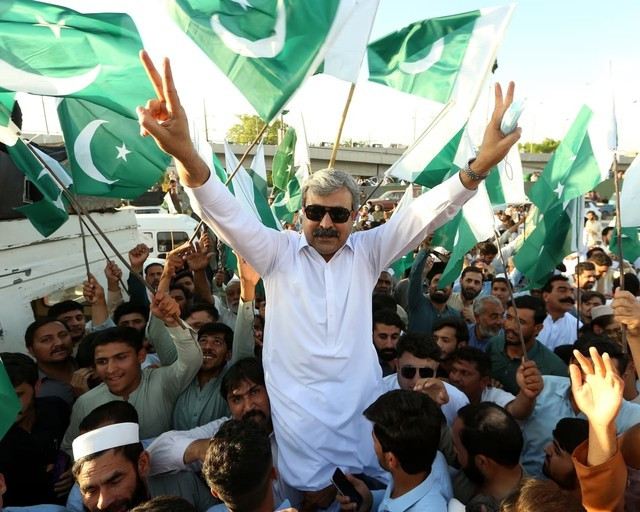 Một cuộc tuần hành ủng hộ quân đội tại TP Peshawar - Pakistan. Ảnh: EPA Một cuộc tuần hành ủng hộ quân đội tại TP Peshawar - Pakistan. Ảnh: EPA