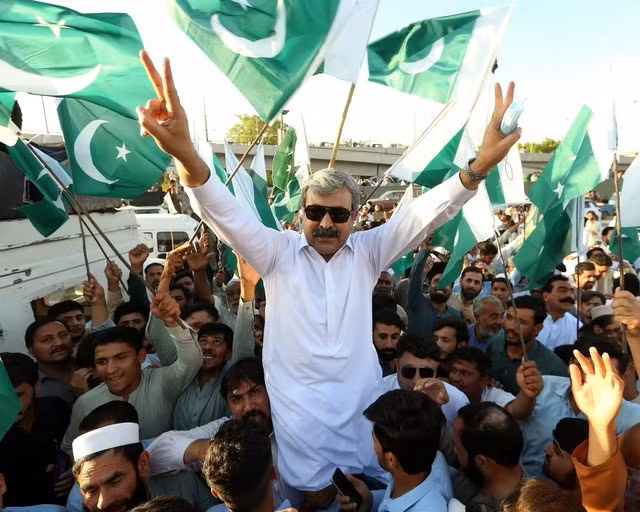 Một cuộc tuần hành ủng hộ quân đội tại TP Peshawar - Pakistan. Ảnh: EPA