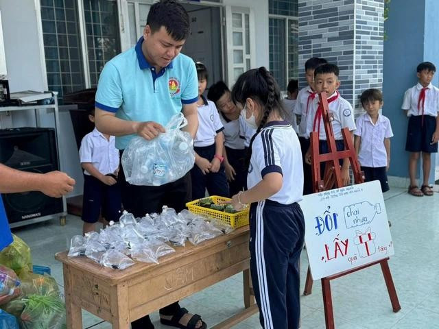 Giáo viên Trần Thánh Tâm có nhiều sáng kiến Giáo viên Trần Thánh Tâm có nhiều sáng kiến
