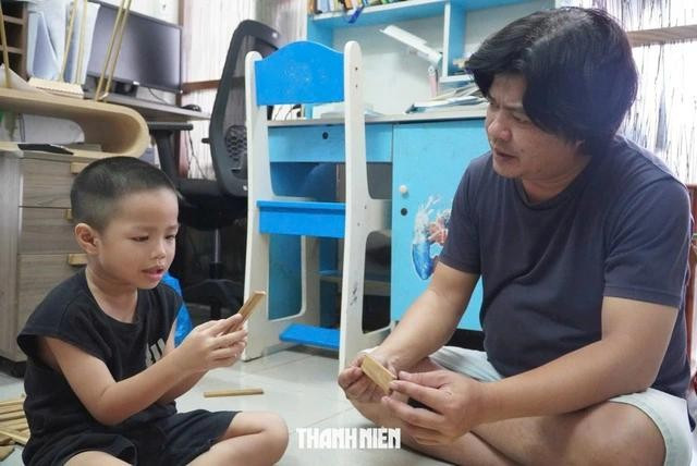Chỉ bằng những thanh gỗ, với phương pháp tự nghĩ của mình, Hưng có thể làm các phép tính cộng, trừ trong phạm vi 100 và đưa ra kết quả chính xác. ẢNH: THANH NAM Chỉ bằng những thanh gỗ, với phương pháp tự nghĩ của mình, Hưng có thể làm các phép tính cộng, trừ trong phạm vi 100 và đưa ra kết quả chính xác. ẢNH: THANH NAM