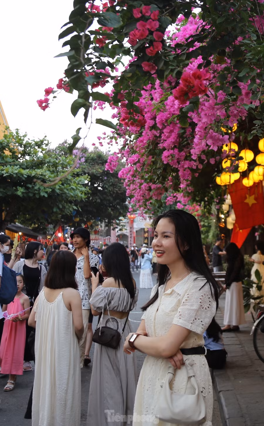 Hoa giấy gây thương nhớ cho những bạn trẻ đến phố cổ những ngày tháng 5. Ảnh: Hoài Văn