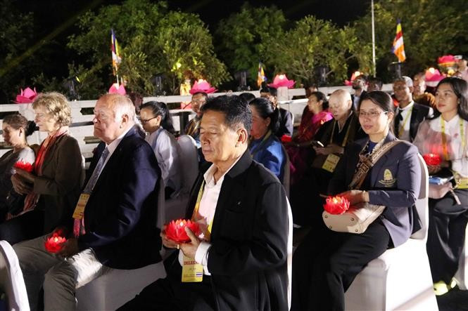 Đêm thắp nến hoa đăng cầu quốc thái dân an và hòa bình cho thế giới. Ảnh: Xuân Khu-TTXVN Đêm thắp nến hoa đăng cầu quốc thái dân an và hòa bình cho thế giới. Ảnh: Xuân Khu-TTXVN