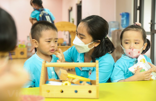 Giáo viên mầm non vất vả nhất nhưng thu nhập thấp nhất. (Ảnh: Hoàng Hiếu/Vietnam+) Giáo viên mầm non vất vả nhất nhưng thu nhập thấp nhất. (Ảnh: Hoàng Hiếu/Vietnam+)