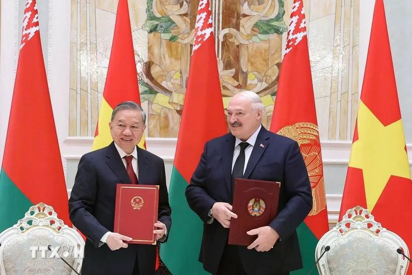 Tổng Bí thư Tô Lâm và Tổng thống Aleksandr Lukashenko ký Tuyên bố chung về việc thiết lập quan hệ Đối tác chiến lược Việt Nam-Belarus. (Ảnh: Thống Nhất/TTXVN) 1tuyenbochung.jpg