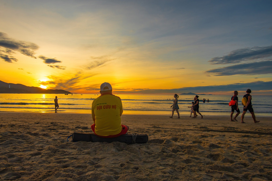 Để có một bãi biển an toàn cho người dân và du khách, đội cứu hộ phải luôn thường trực trên biển để kịp thời nhắc nhở cũng như ứng cứu các trường hợp đuối nước. ẢNH: NGUYỄN TRÌNH