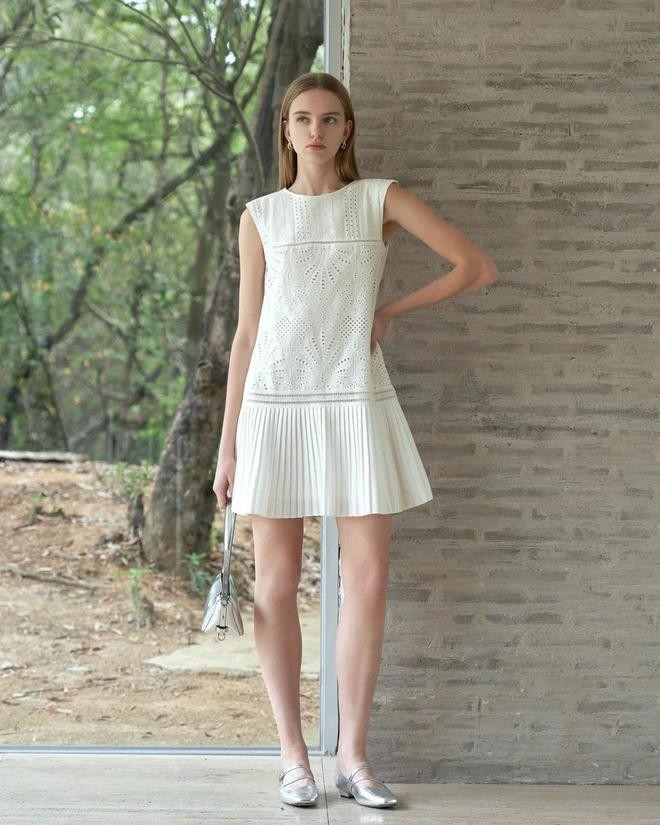 Kết hợp hoa và xếp ly, dún vải trên những thiết kế nữ tính và nhẹ nhàng là cách để cô nàng yêu hoa thể hiện phong cách riêng. Chất vải cotton ren lỗ độc đáo tạo nên họa tiết bằng những chấm tròn nhỏ vừa mềm mại vừa có kết cấu thoáng nhẹ dịu dàng. ẢNH: SATURDAY CLUB