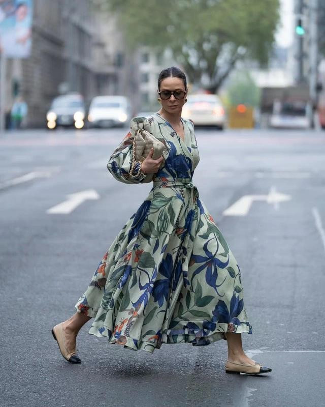 Váy midi voan hoa tông xanh dịu nhẹ và giàu nữ tính phù hợp cho văn phòng làm việc, những buổi chiều dạo phố, những sự kiện gặp gỡ thân tình. ẢNH: PATRICIA WIRSCHKE