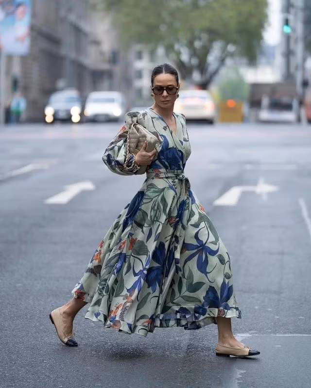 Váy midi voan hoa tông xanh dịu nhẹ và giàu nữ tính phù hợp cho văn phòng làm việc, những buổi chiều dạo phố, những sự kiện gặp gỡ thân tình. ẢNH: PATRICIA WIRSCHKE