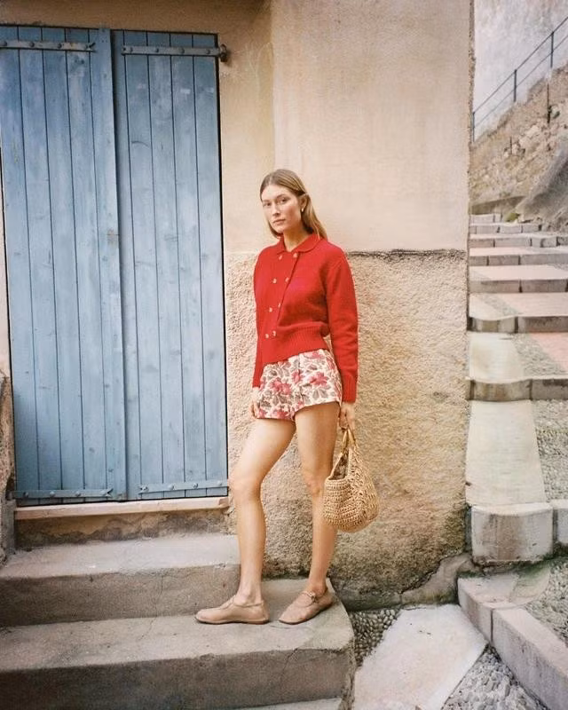 Chân váy ngắn, quần shorts họa tiết hoa là những ý tưởng bắt trend họa tiết hoa cỏ đặc trưng của mùa hè theo cách nhẹ nhàng và ít mang màu sắc "bánh bèo" mà nàng nên thử nghiệm. ẢNH: POSSE