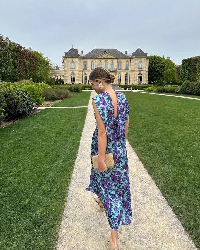 Trang phục họa tiết hoa có thể diện cùng các món phụ kiện, trang sức có kích cỡ nhỏ gọn, kết hợp với giày và túi màu nude bất cứ lúc nào. Những bản phối muốn tạo ra cảm giác đồng điệu ấn tượng sẽ sử dụng giày và túi có tông màu nổi - thường là một màu sắc nổi bật có trên chiếc váy hoa nàng mặc. ẢNH: ELODIE ROMY