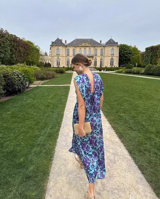 Trang phục họa tiết hoa có thể diện cùng các món phụ kiện, trang sức có kích cỡ nhỏ gọn, kết hợp với giày và túi màu nude bất cứ lúc nào. Những bản phối muốn tạo ra cảm giác đồng điệu ấn tượng sẽ sử dụng giày và túi có tông màu nổi - thường là một màu sắc nổi bật có trên chiếc váy hoa nàng mặc. ẢNH: ELODIE ROMY