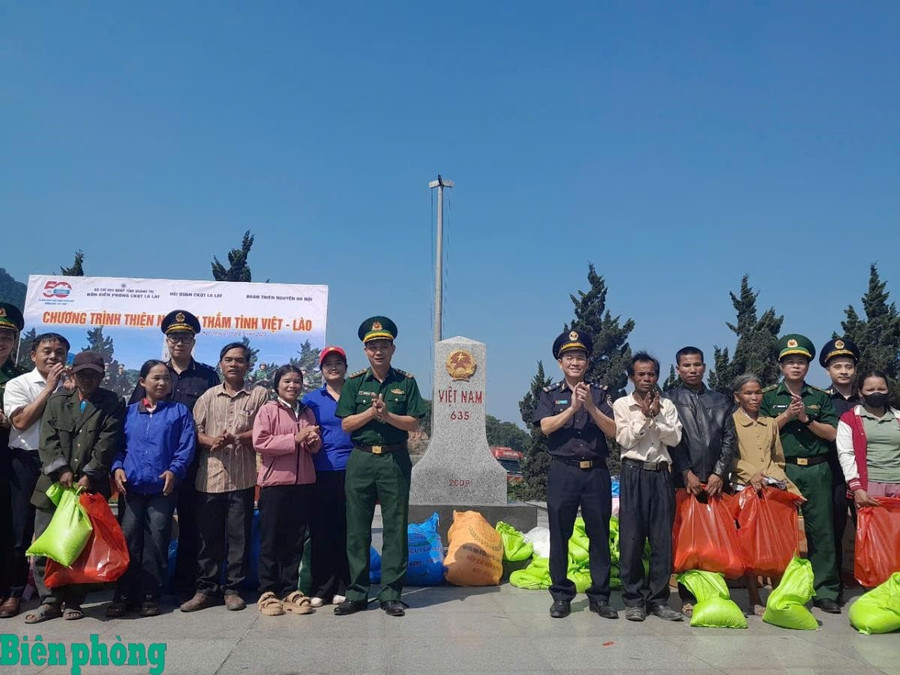 Đồn Biên phòng cửa khẩu quốc tế La Lay và Đoàn thiện nguyện Hà Nội tặng quà cho bà con nhân dân Lào. Ảnh: Trúc Hà 2cauchuyen.jpg