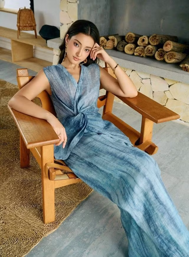 Vải tơ loang màu xanh dịu mát như làn nước biển khiến nàng muốn nhìn ngắm mãi. Thiết kế đồng bộ này được dành riêng cho mùa hè khi tập trung vào phom dáng rộng rãi thoáng mát đi cùng điểm nhấn xoắn eo thú vị. ẢNH: PANTIO