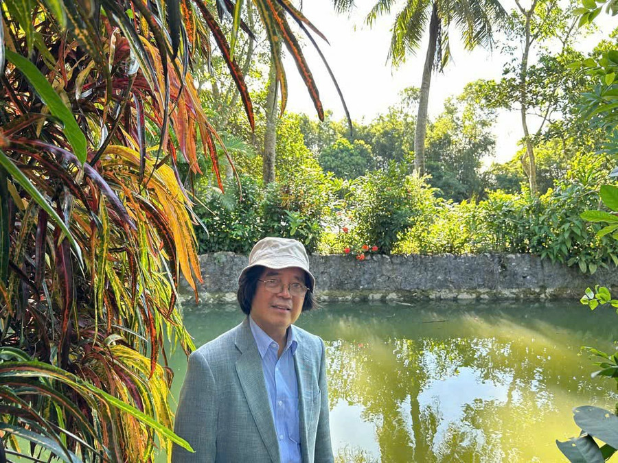 GS Trần Văn Thọ bên ao cá trong Khu lưu niệm Nguyễn Khuyến tại làng Vị Hạ, xã Trung Lương, huyện Bình Lục, tỉnh Hà Nam, ngày 4-8-2024. Ảnh: Tư liệu hoiuc.jpg