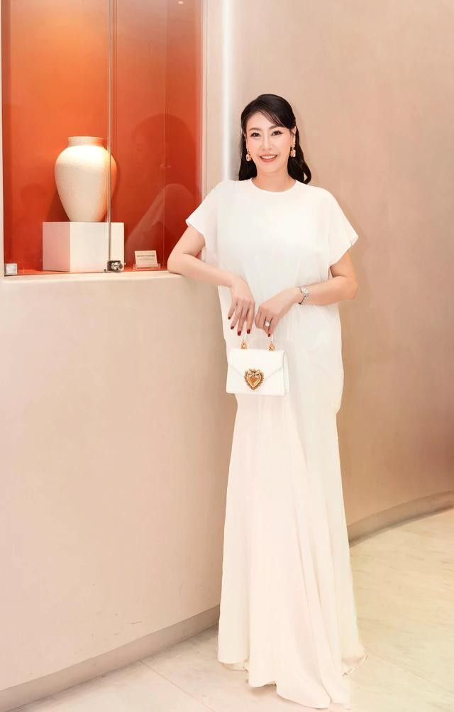 Phong cách thời trang tối giản nhưng sang trọng, cùng với thần thái tự tin, cuốn hút giúp Hà Kiều Anh khẳng định đẳng cấp của một hoa hậu, một doanh nhân thành đạt. ẢNH: BTC Phong cách thời trang tối giản nhưng sang trọng, cùng với thần thái tự tin, cuốn hút giúp Hà Kiều Anh khẳng định đẳng cấp của một hoa hậu, một doanh nhân thành đạt. ẢNH: BTC