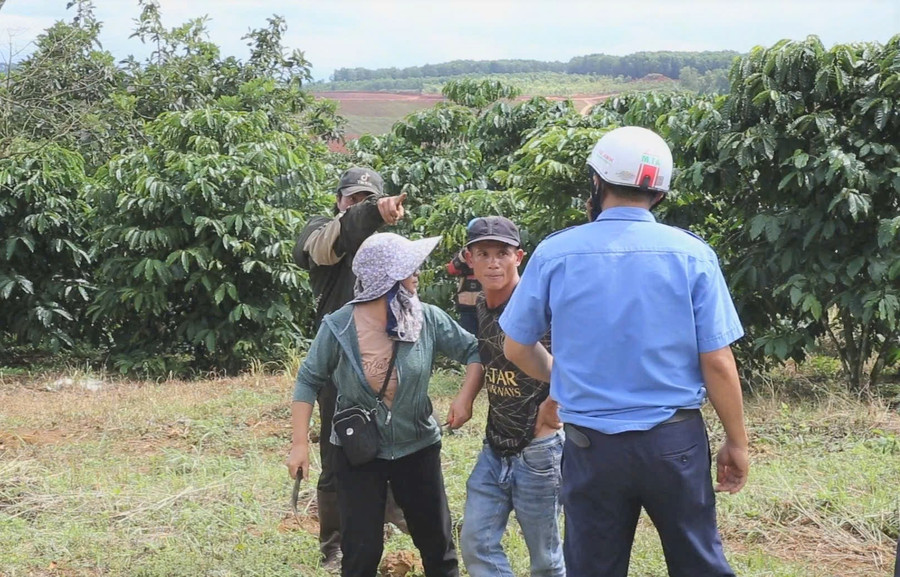 Phan Trọng Cường (người rõ mặt) bị khởi tố về tội "Gây rối trật tự công cộng ". 2dt.jpg