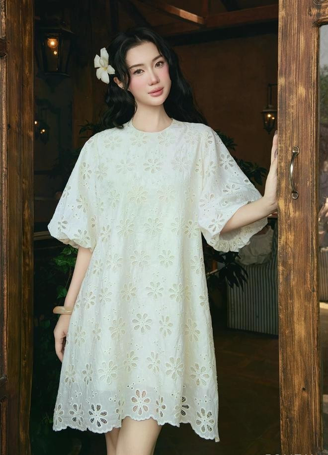 Dù nàng ưa thích dáng vẻ tự do phóng khoáng đặc trưng của phom dáng trang phục suông hay các thiết kế ưu ái tôn đường cong cơ thể thì sự xen kẽ giữa các thiết kế đơn sắc và họa tiết vẫn luôn là &quot;bài toán&quot; mặc đẹp linh hoạt. ẢNH: LAMER FASHION