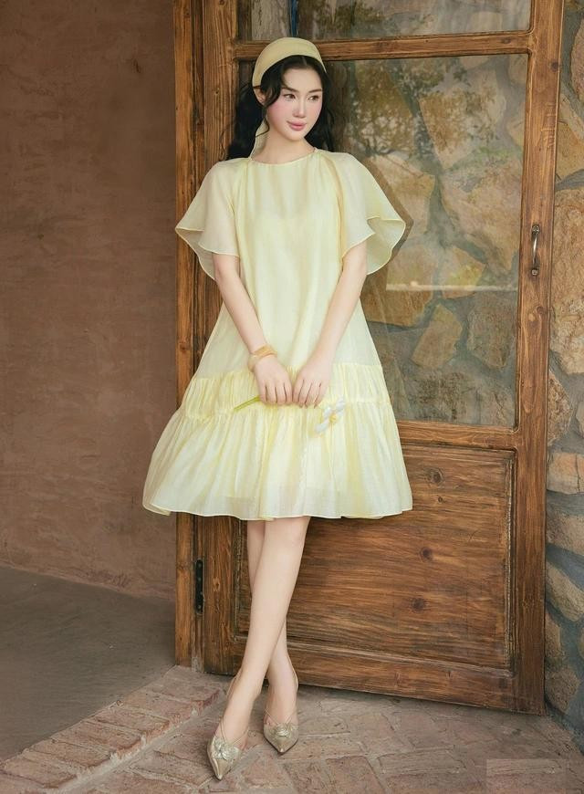 Không đơn thuần chỉ là chiếc váy mặc đi chơi, váy suông vải tơ còn là ứng viên hoàn hảo cho các bản phối công sở thoáng mát và thanh lịch. ẢNH: JOVEN