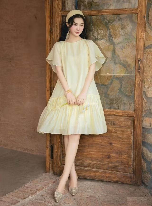 Không đơn thuần chỉ là chiếc váy mặc đi chơi, váy suông vải tơ còn là ứng viên hoàn hảo cho các bản phối công sở thoáng mát và thanh lịch. ẢNH: JOVEN