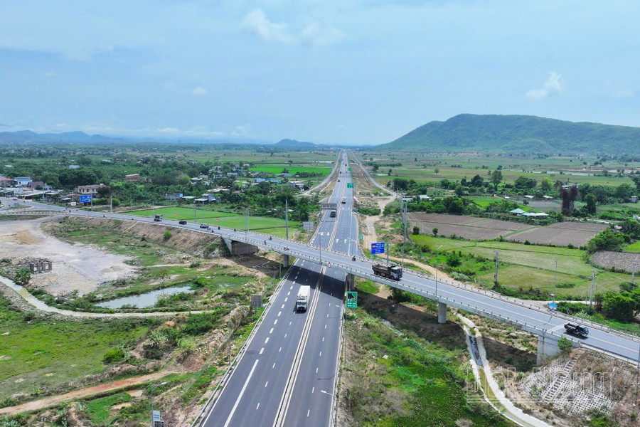 Bình Thuận có mạng lưới giao thông đa dạng, nổi bật nhất là 160km đường cao tốc Bắc - Nam đi qua địa bàn Bình Thuận có mạng lưới giao thông đa dạng, nổi bật nhất là 160km đường cao tốc Bắc - Nam đi qua địa bàn