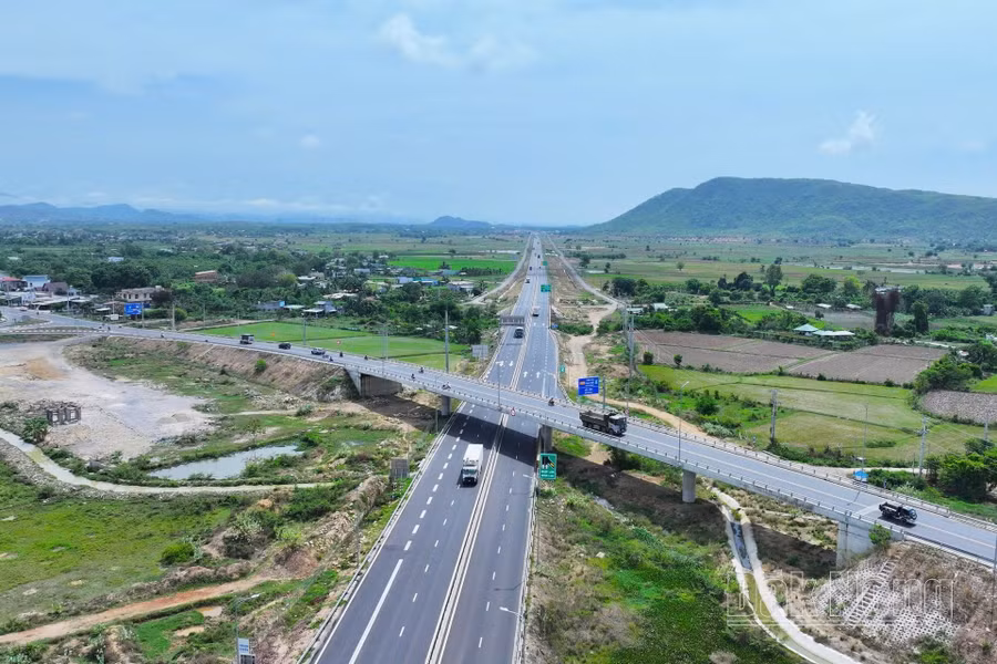 Bình Thuận có mạng lưới giao thông đa dạng, nổi bật nhất là 160km đường cao tốc Bắc - Nam đi qua địa bàn