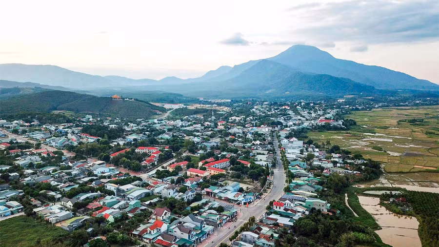 Đỉnh Chư Mom Ray cao sừng sững như cột chống trời. ẢNH: ĐỨC NHẬT