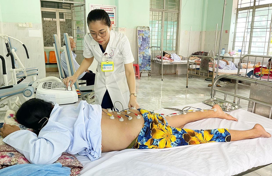 Khoa Y học cổ truyền-Phục hồi chức năng triển khai kỹ thuật điện châm đa năng không dùng kim tạo cảm giác an toàn, xoa dịu nỗi lo lắng cho người bệnh. Ảnh: Vũ Chi 2khoa-y-hoc-co-truyen-phuc-hoi-chuc-nang-trien-khai-ky-thuat-dien-cham-da-nang-khong-dung-kim-tao-cam-giac-an-toan-xoa-diu-noi-lo-lang-cho-nguoi-benh-nhan-anh-vu-chi.jpg