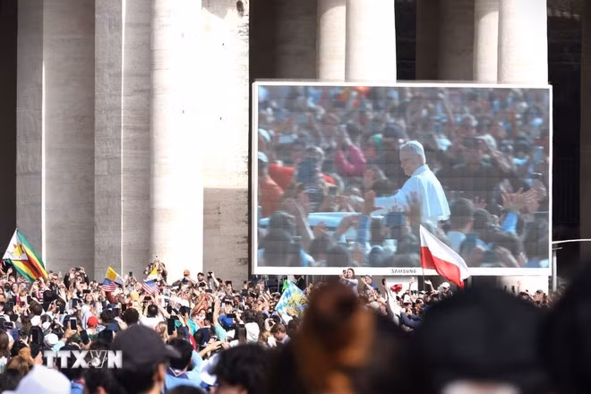 Màn hình lớn phục vụ người dân theo dõi lễ nhậm chức của Giáo hoàng XIV từ xa. Ảnh: Dương Hoa/TTXVN