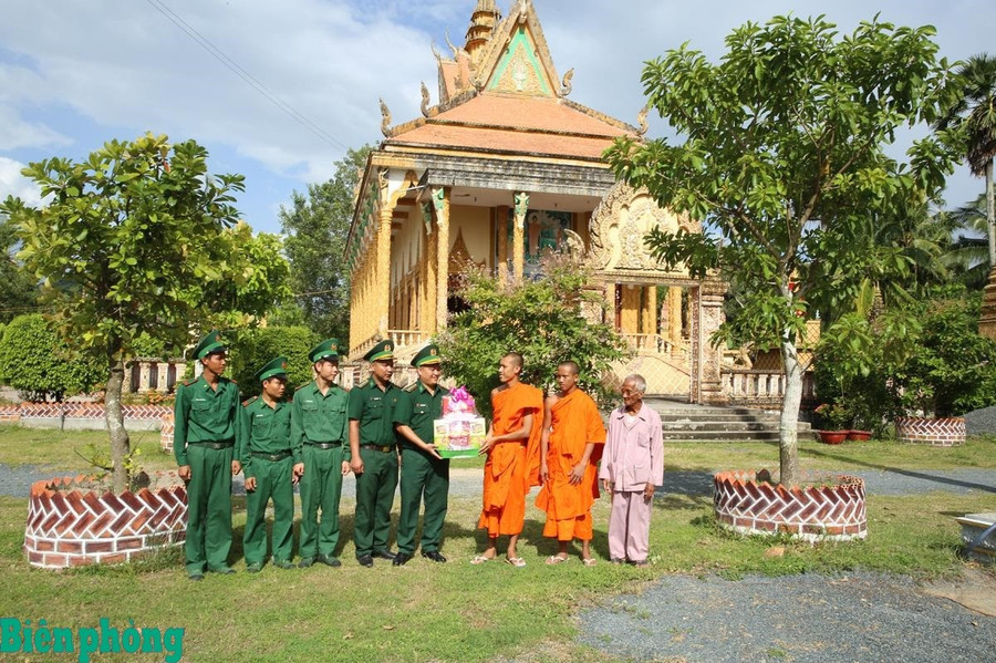 Cán bộ, chiến sĩ Đồn Biên phòng cửa khẩu quốc tế Tịnh Biên tuần tra bảo vệ biên giới. Ảnh: Phương Thùy 2biengioi.jpg