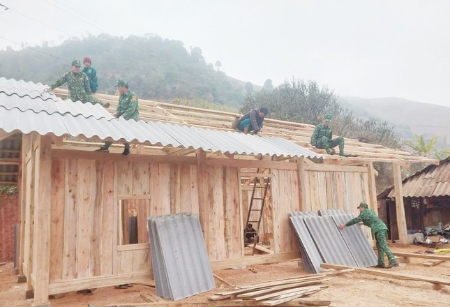 Cán bộ, chiến sĩ bộ đội Biên phòng giúp ông Thào A Tàng dựng nhà mới Cán bộ, chiến sĩ bộ đội Biên phòng giúp ông Thào A Tàng dựng nhà mới