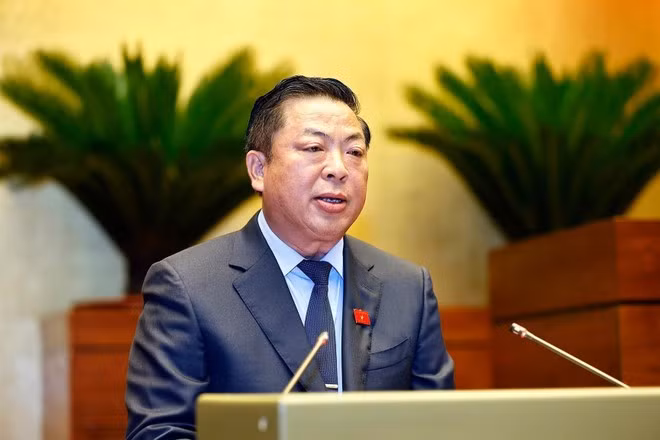 Bộ trưởng Bộ Xây dựng Trần Hồng Minh trình bày Tờ trình về chủ trương đầu tư Dự án đầu tư xây dựng đường bộ cao tốc Quy Nhơn-Pleiku. (Ảnh: TTXVN)