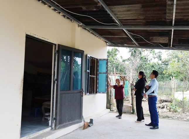 Bà Hà Thị Nhẫn hạnh phúc khi được ở trong ngôi nhà kiên cố. Bà Hà Thị Nhẫn hạnh phúc khi được ở trong ngôi nhà kiên cố.