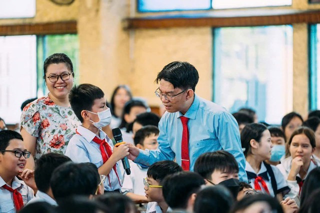Một buổi trò chuyện thân tình giữa giáo viên, chuyên gia giáo dục với học sinh Trường THCS-THPT Trần Đại Nghĩa (TP HCM) về chủ đề tuổi mới lớn. Ảnh: PHƯƠNG QUỲNH Một buổi trò chuyện thân tình giữa giáo viên, chuyên gia giáo dục với học sinh Trường THCS-THPT Trần Đại Nghĩa (TP HCM) về chủ đề tuổi mới lớn. Ảnh: PHƯƠNG QUỲNH