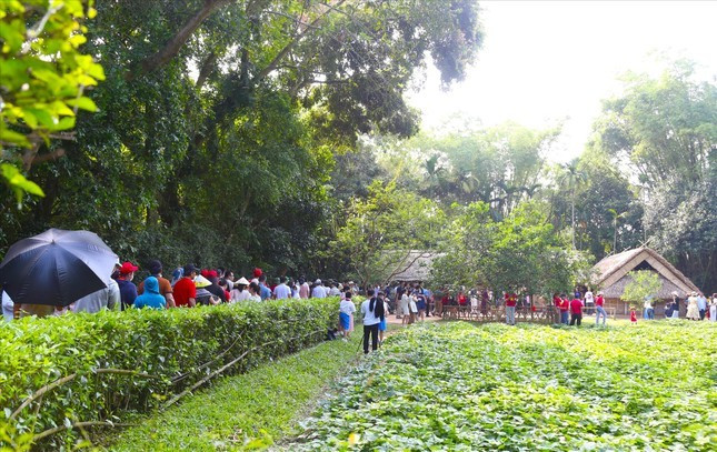 Dòng người về thăm quê Bác nhân dịp kỷ niệm 135 năm Ngày sinh Chủ tịch Hồ Chí Minh Dòng người về thăm quê Bác nhân dịp kỷ niệm 135 năm Ngày sinh Chủ tịch Hồ Chí Minh