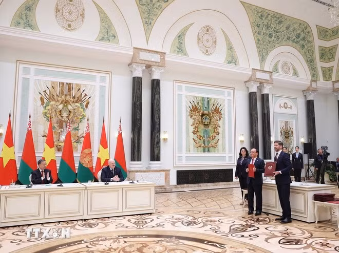 Tổng Bí thư Tô Lâm và Tổng thống Belarus Aleksandr Lukashenko chứng kiến Lễ trao Biên bản Thoả thuận hợp tác giữa Đài tiếng nói Việt Nam và Đài Phát thanh Truyền hình quốc gia Belarus. (Ảnh: Thống Nhất/TTXVN)
