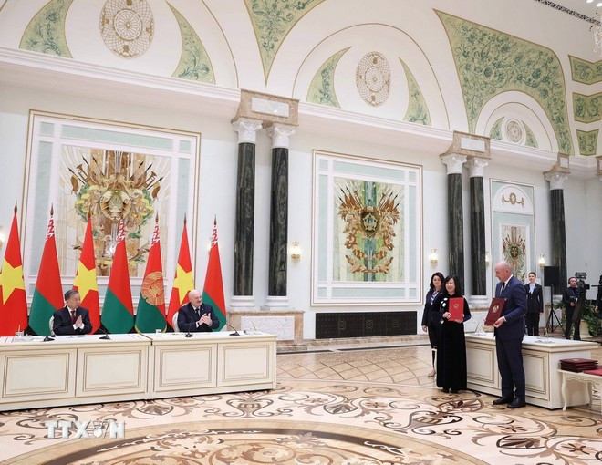 Tổng Bí thư Tô Lâm và Tổng thống Belarus Aleksandr Lukashenko chứng kiến Lễ trao Bản ghi nhớ hợp tác giữa Bộ Y tế Việt Nam và Bộ Y tế Belarus trong lĩnh vực dược phẩm.(Ảnh: Thống Nhất/TTXVN) Tổng Bí thư Tô Lâm và Tổng thống Belarus Aleksandr Lukashenko chứng kiến Lễ trao Bản ghi nhớ hợp tác giữa Bộ Y tế Việt Nam và Bộ Y tế Belarus trong lĩnh vực dược phẩm.(Ảnh: Thống Nhất/TTXVN)