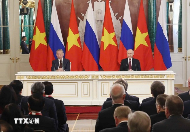 Chiều 10/5/2025, giờ địa phương (tối cùng ngày, giờ Hà Nội), tại Điện Kremlin ở thủ đô Moskva, sau hội đàm, Tổng Bí thư Tô Lâm và Tổng thống Liên bang Nga Vladimir Putin phát biểu với báo chí. (Ảnh: Thống Nhất/TTXVN) Chiều 10/5/2025, giờ địa phương (tối cùng ngày, giờ Hà Nội), tại Điện Kremlin ở thủ đô Moskva, sau hội đàm, Tổng Bí thư Tô Lâm và Tổng thống Liên bang Nga Vladimir Putin phát biểu với báo chí. (Ảnh: Thống Nhất/TTXVN)