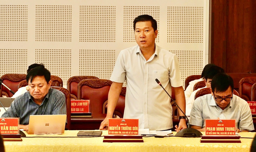 Giám đốc Sở Xây dựng Nguyễn Trường Sơn đề xuất UBND tỉnh thành lập Ban Giải phóng mặt bằng để kịp triển khai kịp thời công tác bồi thường, giải phóng mặt bằng đối với dự án xây dựng đường bộ cao tốc Quy Nhơn-Pleiku nhằm đảm bảo tiến độ khởi công dự án trong năm 2025. Ảnh: M.T 4ttt.jpg