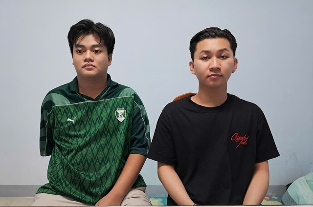 Nguyễn Hoàng Khang (trái) và Phan Anh Duy tại cơ quan công an. Nguyễn Hoàng Khang (trái) và Phan Anh Duy tại cơ quan công an.
