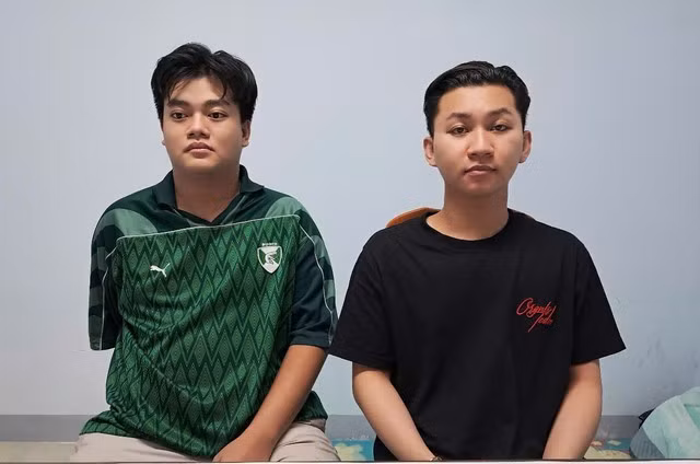 Nguyễn Hoàng Khang (trái) và Phan Anh Duy tại cơ quan công an.