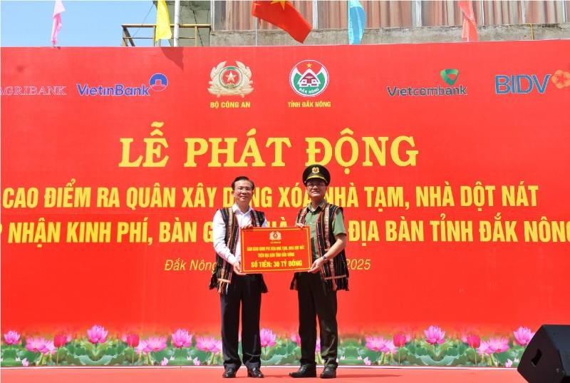 Thứ trưởng Phạm Thế Tùng trao nguồn kinh phí 30 tỷ đồng của Bộ Công an huy động từ sự hỗ trợ của nhà hảo tâm cho tỉnh Đắk Nông. 2hotrohao.jpg