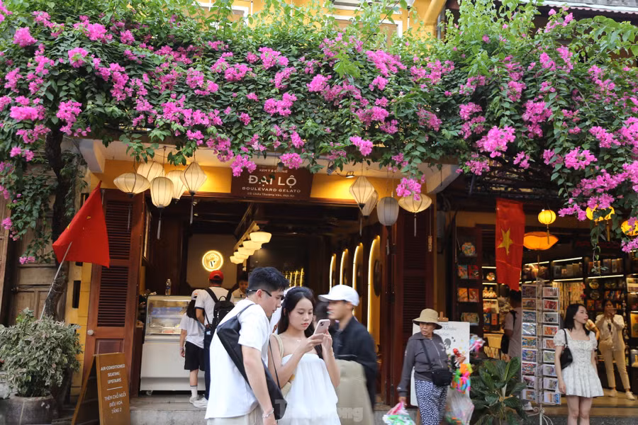 Tuyến phố Châu Thượng Văn dập dìu bạn trẻ.