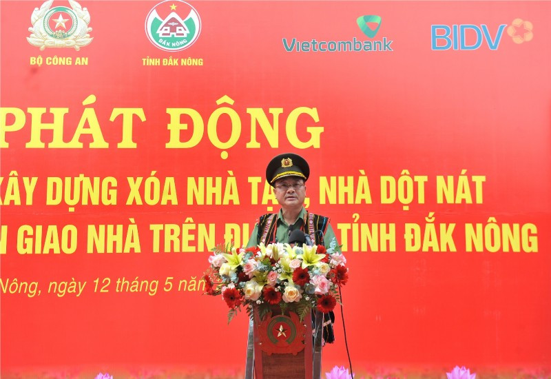 Thứ trưởng Phạm Thế Tùng phát biểu tại lễ phát động cao điểm ra quân xoá nhà tạm, nhà dột nát trên địa bàn tỉnh Đắk Nông. hotronhao.jpg