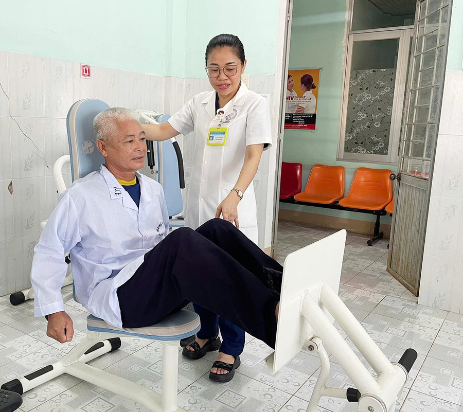 Bác sĩ Mã Thị Út Thảo-Phó Trưởng khoa Y học cổ truyền-Phục hồi chức năng (Trung tâm Y tế huyện Phú Thiện) hướng dẫn bệnh nhân tập vật lý trị liệu. Ảnh: N.H 1bg-5865.jpg