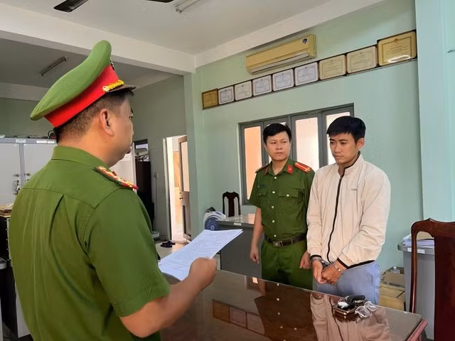 Công an đọc lệnh bắt tạm giam đối với Phạm Thành Nhẫn - Ảnh: Công an cung cấp