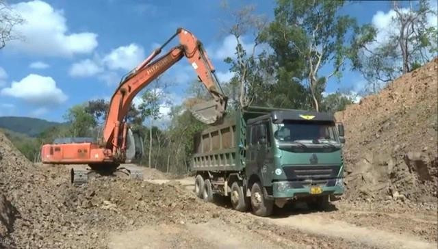 Gấp rút thi công đoạn từ xã Ma Nới, H.Ninh Sơn (Ninh Thuận) đến xã Tà Năng, H.Đức Trọng (Lâm Đồng) để kịp hoàn thành trước khi sáp nhập tỉnh. ẢNH: L.V Gấp rút thi công đoạn từ xã Ma Nới, H.Ninh Sơn (Ninh Thuận) đến xã Tà Năng, H.Đức Trọng (Lâm Đồng) để kịp hoàn thành trước khi sáp nhập tỉnh. ẢNH: L.V