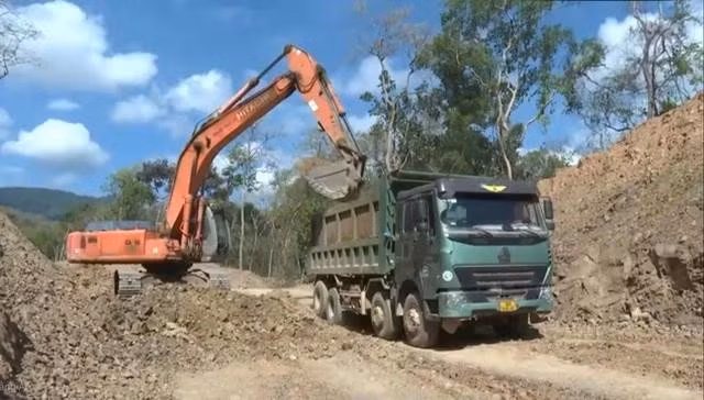 Gấp rút thi công đoạn từ xã Ma Nới, H.Ninh Sơn (Ninh Thuận) đến xã Tà Năng, H.Đức Trọng (Lâm Đồng) để kịp hoàn thành trước khi sáp nhập tỉnh. ẢNH: L.V