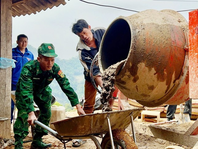 Cán bộ, chiến sĩ bộ đội biên phòng giúp dân chuyển vật liệu xây dựng nhà mới. Cán bộ, chiến sĩ bộ đội biên phòng giúp dân chuyển vật liệu xây dựng nhà mới.